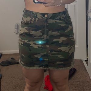 Forever 21 - camo skirt, size large